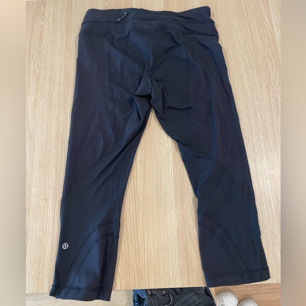 Black Lululemon cropped leggings